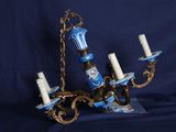 un lustre orné d'un motif bleu et blanc
