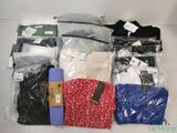 un tas de vêtements posés sur une table