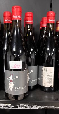 de nombreuses bouteilles de vin sur une étagère dans un magasin