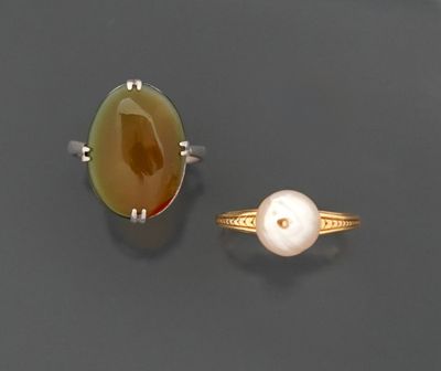 Une bague en or jaune 18K 750 millièmes ornée d'une perle de…