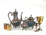 un ensemble d'objets en argent et en verre posés sur une table