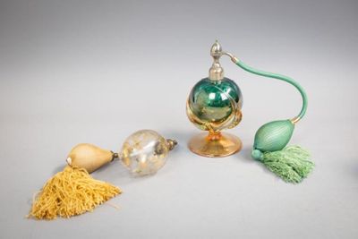 un petit objet en verre surmonté d'un pompon