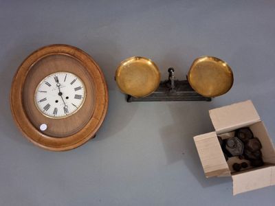 une horloge accrochée au mur à côté d'une boîte