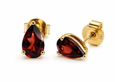 une paire de boucles d'oreilles ornées de grenats rouges sur fond blanc