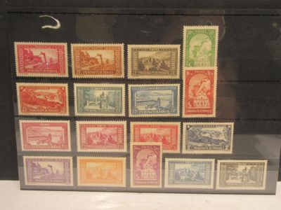 une photo d'une collection de timbres exposée dans une vitrine