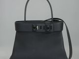 un sac à main en cuir noir orné d'un nœud sur la poignée