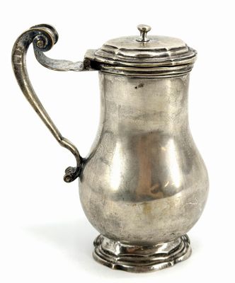 une cafetière ancienne en argent avec une anse, sur fond blanc