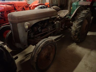 un tracteur garé dans un garage