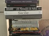 plusieurs livres empilés sur une table
