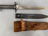 trois types de couteaux exposés sur une table