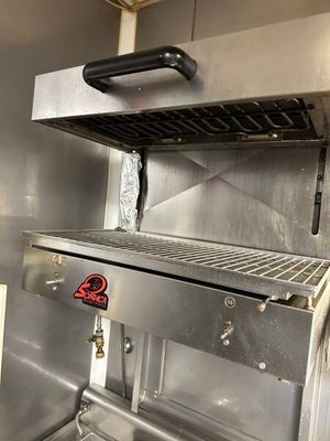une grille en acier inoxydable dans une cuisine professionnelle