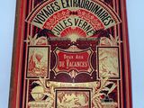 la couverture d'un livre rouge ornée d'un motif élaboré