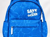 un sac à dos bleu sur lequel est inscrit « Save the Ocean »