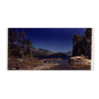 une photo d'un lac avec des montagnes en arrière-plan