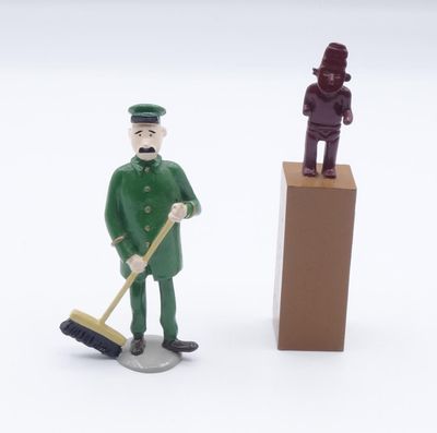 deux figurines représentant un homme avec un balai et un homme avec une serpillière