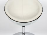 une photo d'un fauteuil en cuir blanc avec un piètement chromé