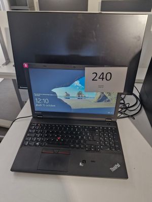 un ordinateur portable posé sur un bureau, avec une étiquette de prix sur l'écran