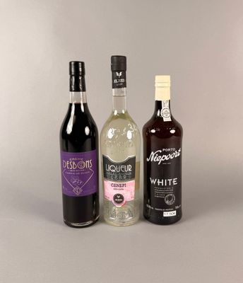 trois bouteilles d'alcool posées l'une à côté de l'autre sur une table