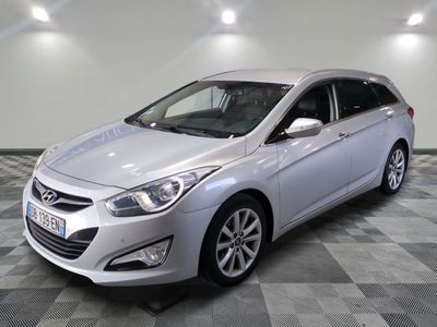 la voiture argentée est garée sur un carrelage à carreaux