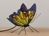 une lampe en forme de papillon posée sur une table