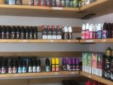 de nombreuses bouteilles de liquide sur les rayons du magasin