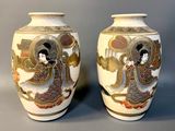 paire de vases de style asiatique représentant une femme en kimono