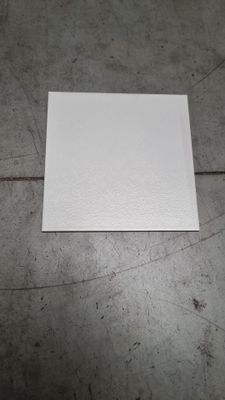 un morceau de papier blanc par terre