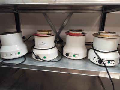 quatre mixeurs posés sur une étagère dans une cuisine