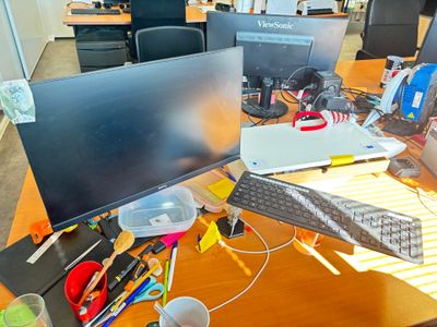 un bureau sur lequel sont posés deux écrans d'ordinateur et un clavier