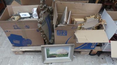 une pile de cartons sur lesquels figurent des images