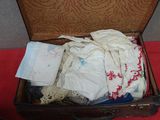 une valise contenant des vêtements, posée sur une table rouge
