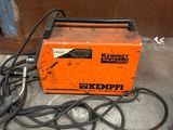 une petite machine orange posée par terre