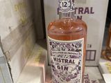 une bouteille d'alcool posée sur une étagère