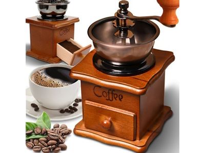 un moulin à café posé à côté d'une tasse de café
