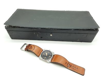 une image représentant une montre posée sur une boîte, à côté d'un bracelet de montre