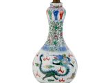 une image représentant un vase orné d'un dragon, sur fond blanc
