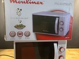 le carton d'un micro-ondes est ouvert sur la table