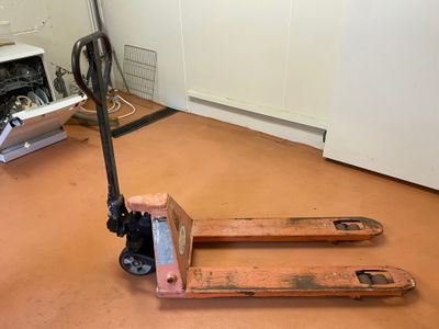 une photo d'un chariot élévateur posé au sol dans une pièce