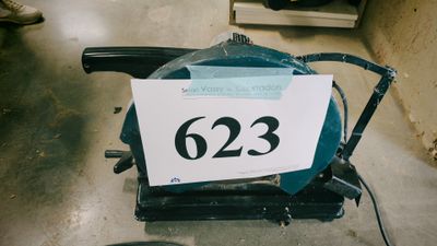 un panneau sur lequel est inscrit « 623 », posé par terre
