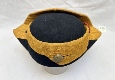 une image représentant un chapeau orné d'un bouton