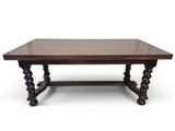 une vieille table avec un plateau et un piètement en bois