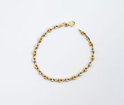 un bracelet en or et en argent avec une chaîne, sur fond blanc