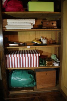Contenu de l'armoire 249: Coffret bois, chaufferette, draps,… - Photo 1