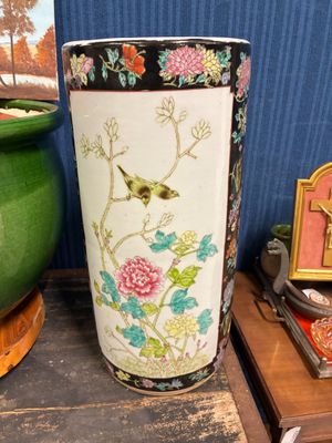 un vase avec un oiseau posé sur une table