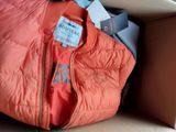 une veste orange et une chemise bleue dans une boîte
