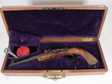 une mallette en bois contenant un pistolet