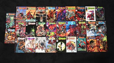 une pile de bandes dessinées posée sur une table noire
