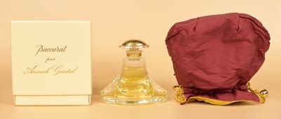 un petit flacon de parfum à côté d'une petite boîte