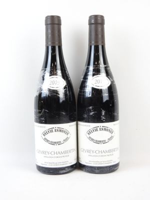deux bouteilles de vin posées l'une à côté de l'autre sur une table