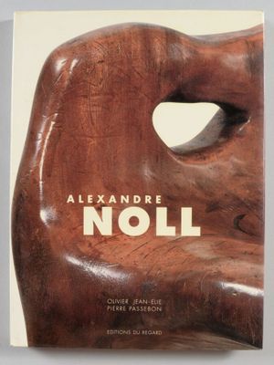 la couverture d'un livre sur laquelle figure une sculpture en bois